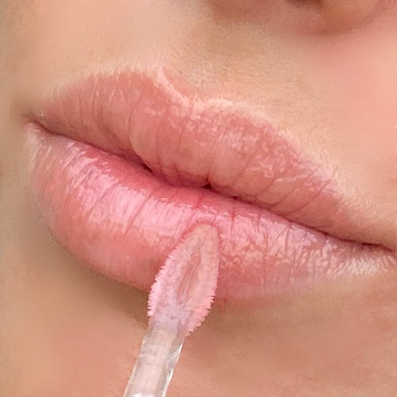 DRIPPY COSMETICSKiss From A Rose Glossy Lip Oil Associated with Aphrodite (or Venus in the Roman tradition) Goddess of Love, Beauty, and Fertility, the rose represents love in all aspects and the ability to see b