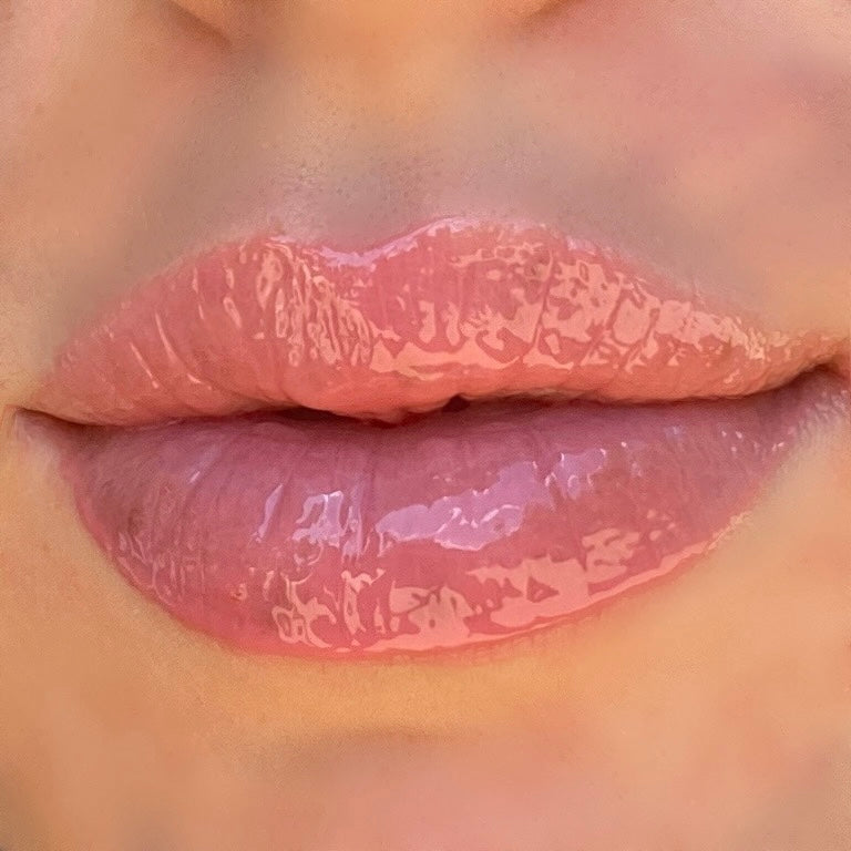 DRIPPY COSMETICSBlush Glossy Lip OilNot as thin as a lip oil & not as thick and sticky as a Lip gloss.
Our light-weight, silky formula gives you the shine of a Lip gloss with less stickiness and m