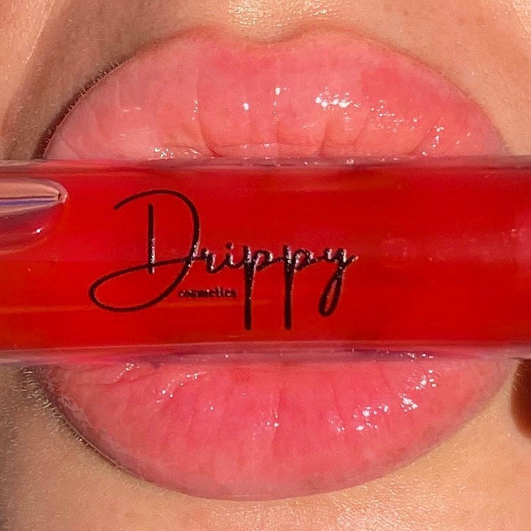 DRIPPY COSMETICSCherry Kisses Glossy Lip Oil
Not as thin as a lip oil & not as thick and sticky as a Lip gloss.
Our light-weight, silky formula gives you the shine of a Lip gloss with less stickiness and
