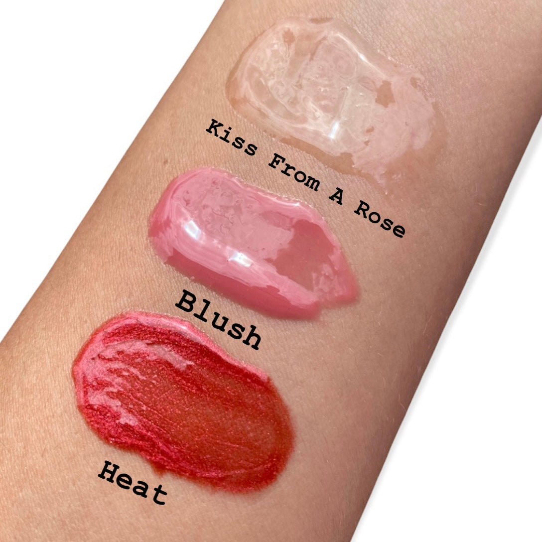 DRIPPY COSMETICSBlush Glossy Lip OilNot as thin as a lip oil & not as thick and sticky as a Lip gloss.
Our light-weight, silky formula gives you the shine of a Lip gloss with less stickiness and m