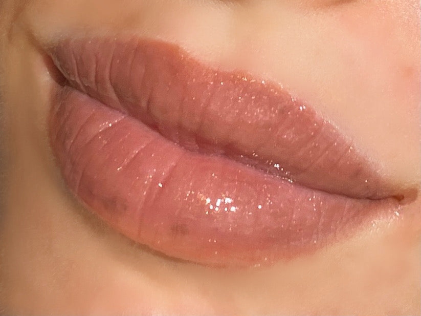 DRIPPY COSMETICSSahara Glossy Lip OilNot as thin as a lip oil & not as thick and sticky as a Lip gloss.
Our light-weight, silky formula gives you the shine of a Lip gloss with less stickiness and m
