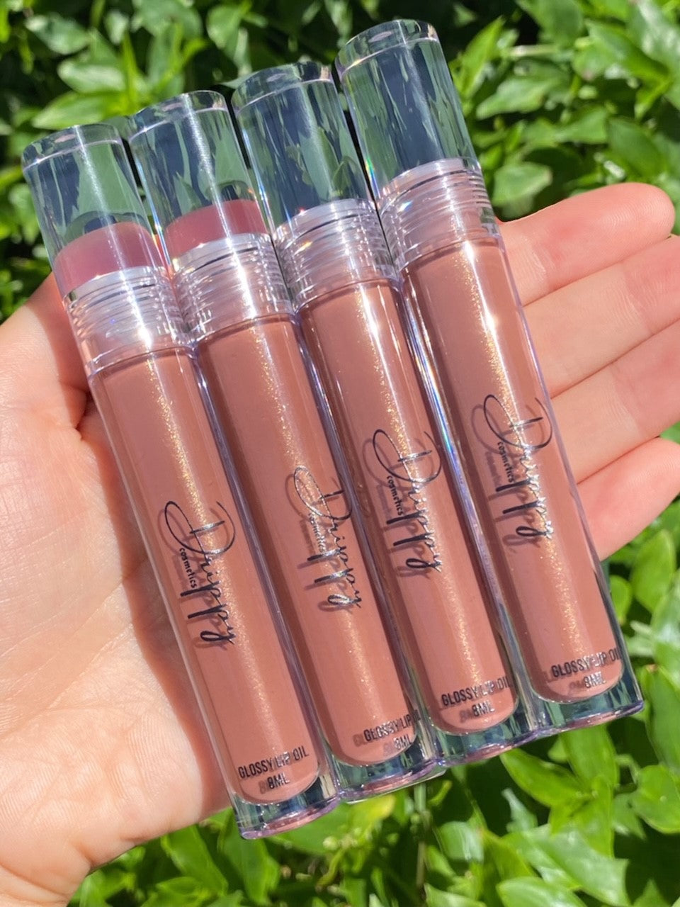 DRIPPY COSMETICSSahara Glossy Lip OilNot as thin as a lip oil & not as thick and sticky as a Lip gloss.
Our light-weight, silky formula gives you the shine of a Lip gloss with less stickiness and m