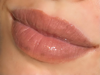 DRIPPY COSMETICSSahara Glossy Lip OilNot as thin as a lip oil &amp; not as thick and sticky as a Lip gloss. 
Our light-weight, silky formula gives you the shine of a Lip gloss with less stickiness and m