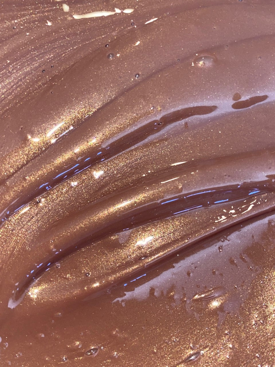DRIPPY COSMETICSSahara Glossy Lip OilNot as thin as a lip oil &amp; not as thick and sticky as a Lip gloss. 
Our light-weight, silky formula gives you the shine of a Lip gloss with less stickiness and m