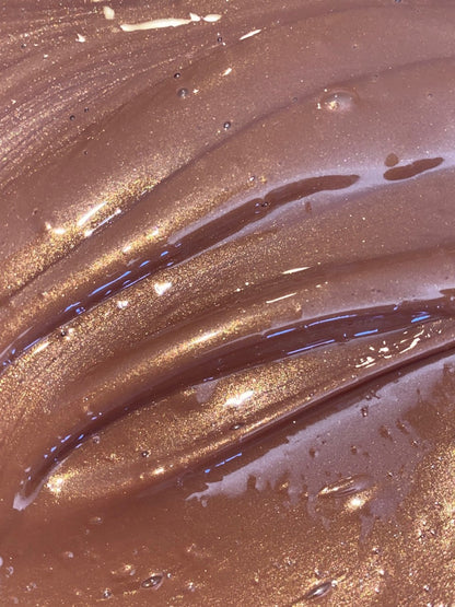 DRIPPY COSMETICSSahara Glossy Lip OilNot as thin as a lip oil &amp; not as thick and sticky as a Lip gloss. 
Our light-weight, silky formula gives you the shine of a Lip gloss with less stickiness and m