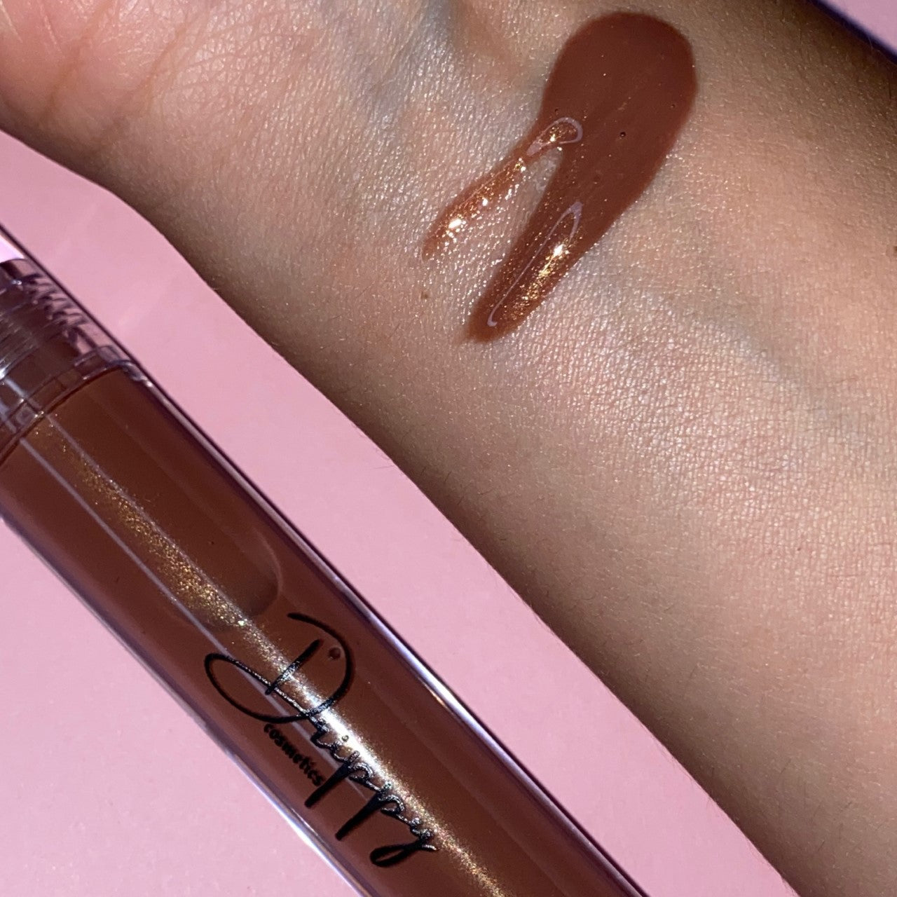DRIPPY COSMETICSSahara Glossy Lip OilNot as thin as a lip oil &amp; not as thick and sticky as a Lip gloss. 
Our light-weight, silky formula gives you the shine of a Lip gloss with less stickiness and m